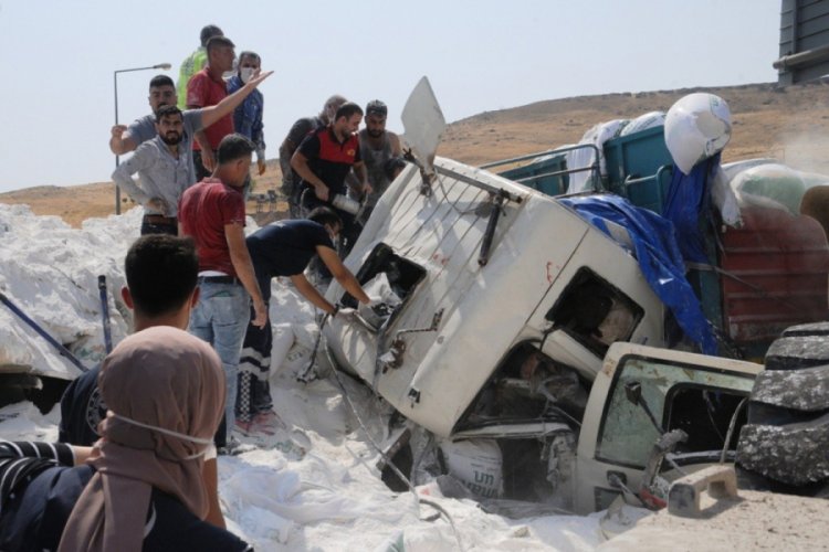 Freni boşalan tır &ouml;n&uuml;ndeki tıra &ccedil;arptı: 3 &ouml;l&uuml;, 2 yaralı