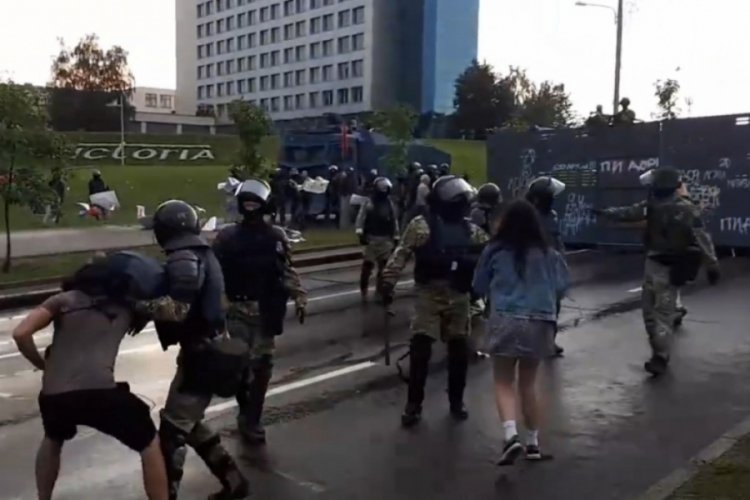 Belarus'ta protestoculara polis m&uuml;dahalesi