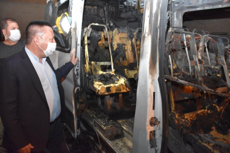 Temizlik aracından sonra bu kez servis aracı yakıldı