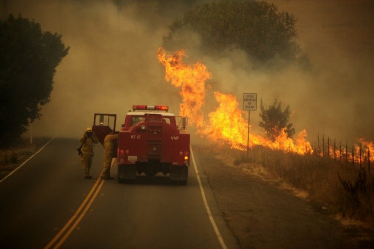 California'daki yangınlar nedeniyle 5 b&ouml;lgede acil durum ilanı