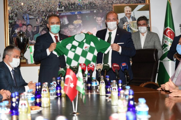 Yeni "damalı" formaya b&uuml;y&uuml;k ilgi!