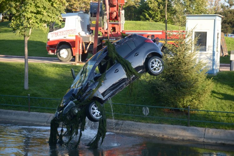 Sulama kanalına devrilen otomobildeki 2 kişi kurtarıldı