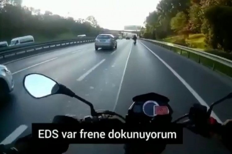 Motosikletlinin &ouml;l&uuml;mden d&ouml;nd&uuml;ğ&uuml; "makas" ter&ouml;r&uuml; kamerada