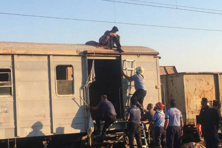 Vagon &uuml;zerinde selfie yaparken akıma kapıldılar
