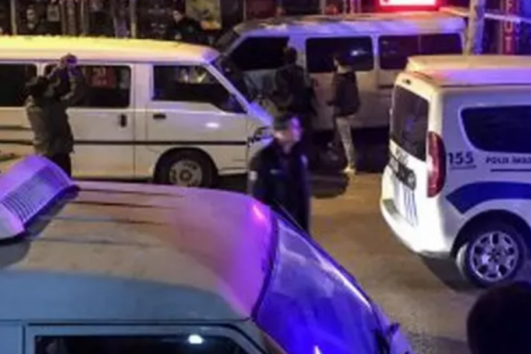 İnterneti bağlanmayınca intihara kalkışan genci polisler ikna etti