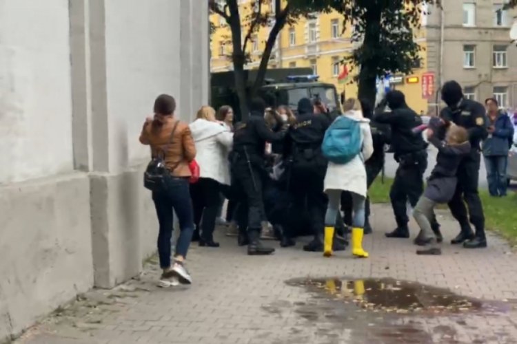 Belarus'ta destek y&uuml;r&uuml;y&uuml;ş&uuml;ne polis m&uuml;dahalesi