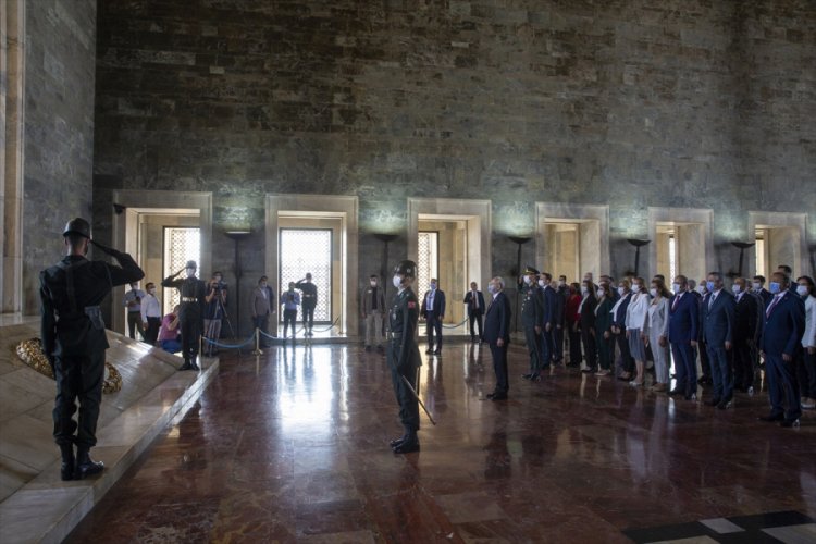 Kılı&ccedil;daroğlu ve CHP'liler Anıtkabir'i ziyaret etti