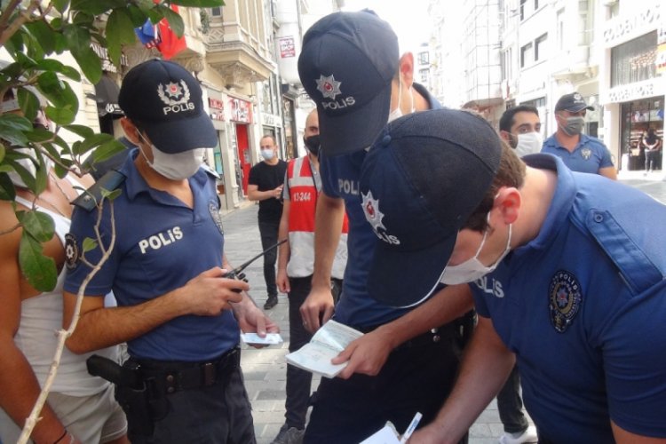 Taksim'de korona vir&uuml;s kurallarını hi&ccedil;e sayanlara ceza yağdı