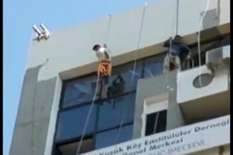 Korku dolu anlar! İskelenin halatı koptu, 2 iş&ccedil;i &ouml;l&uuml;mden d&ouml;nd&uuml;