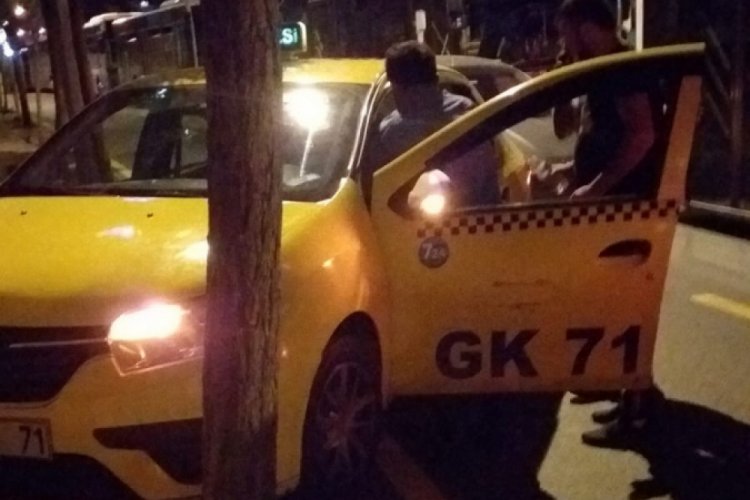 Direksiyon hakimiyetini kaybeden taksi s&uuml;r&uuml;c&uuml;s&uuml; duvara &ccedil;arptı