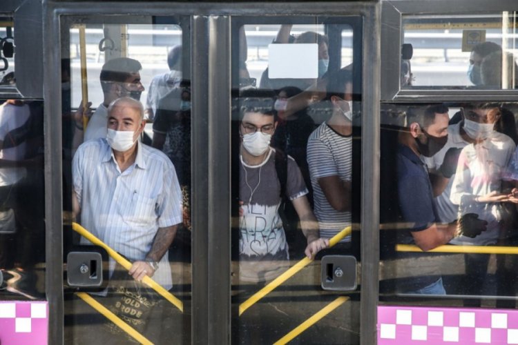 Yolcu otob&uuml;slerinde sosyal mesafesiz ayakta yolculuk