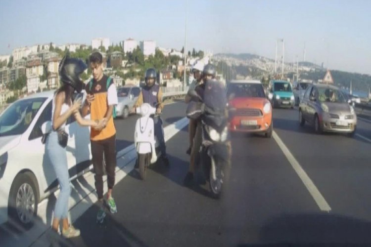 Motosikletli otomobildeki aileye saldırdı!