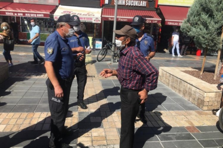 Sigara i&ccedil;mek i&ccedil;in maskesini &ccedil;ıkaran vatandaş cezadan kurtulamadı