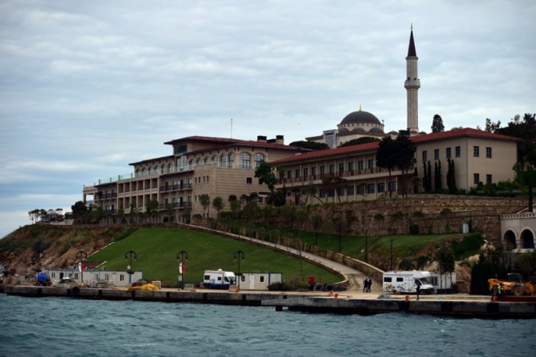 Demokrasi ve &Ouml;zg&uuml;rl&uuml;kler Adası'nda "Vesayetten Demokrasiye Milli İrade'' Sempozyumu