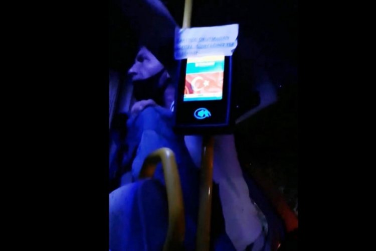 Turistlere hakaret edip, minib&uuml;sten attı