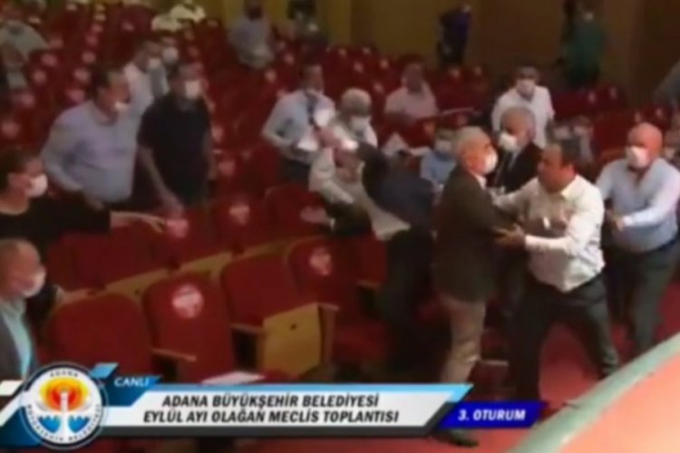 Adana B&uuml;y&uuml;kşehir Belediyesi Meclisi'nde yumruklu kavga