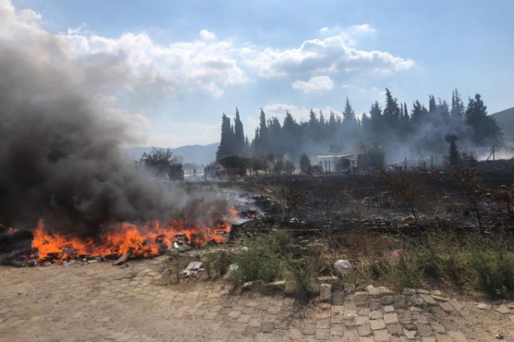 Bursa'da boş arsadaki lastikler tutuştu