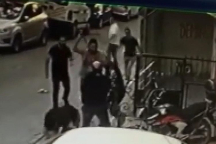 Sokak ortasında bı&ccedil;aklı, sopalı kavga