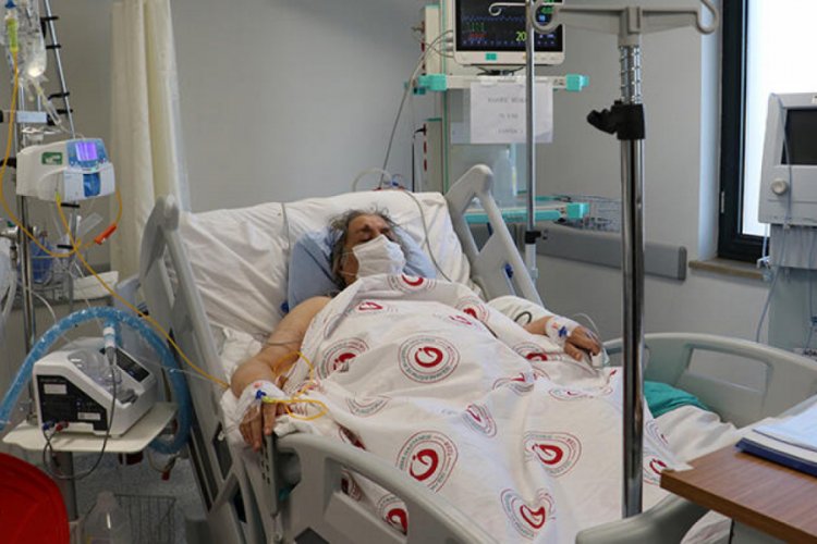 Taziye evinde koronavir&uuml;se yakalandı, yoğun bakımdan uyardı