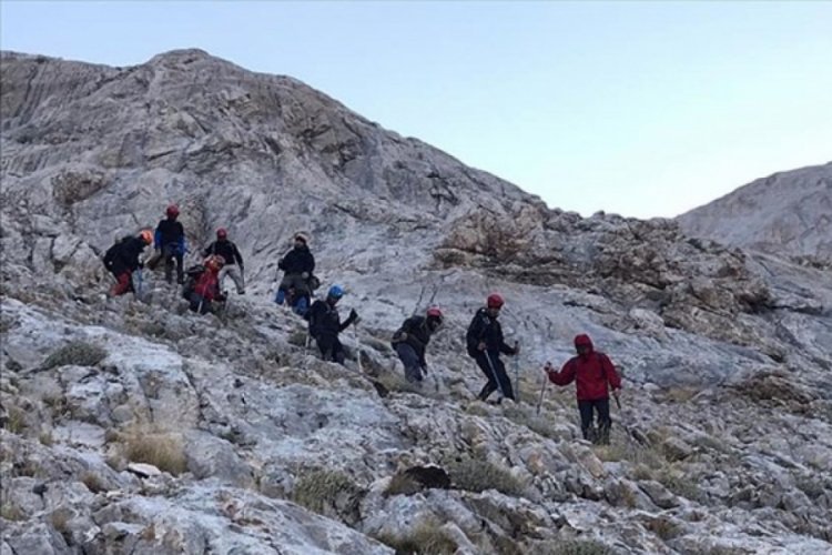 Aladağlar'da mahsur kalan 8 dağcı kurtarıldı