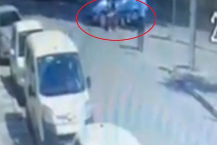 Bursa'da motosikletin otomobile &ccedil;arpması kamerada: 2 yaralı