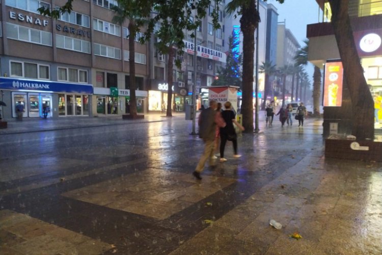 Denizli'de sağanak yağış hayatı olumsuz etkiledi