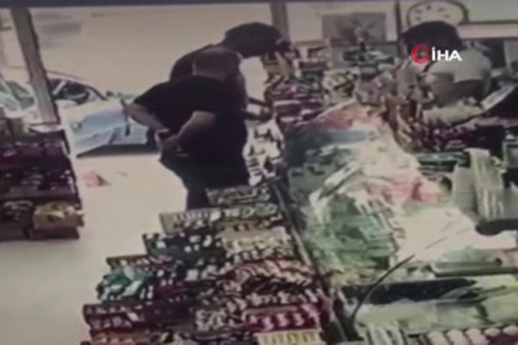 Alkol kutusunu pantolonunun arkasına sokup &ccedil;aldı