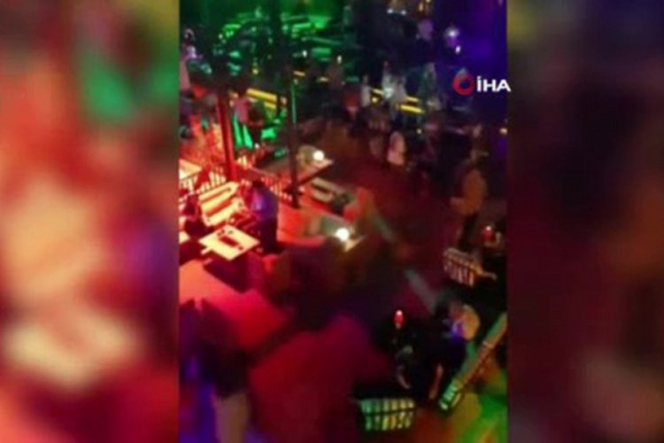 Maskesiz ve sosyal mesafesiz eğlence kamerada