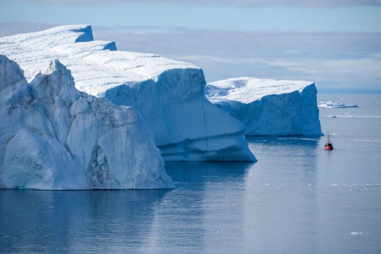 Grönland'de büyük bir buz tabakası koptu