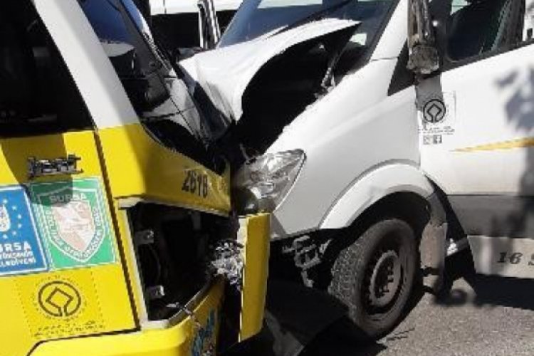 Bursa'da servis ile minib&uuml;s kafa kafaya &ccedil;arpıştı: 4 yaralı