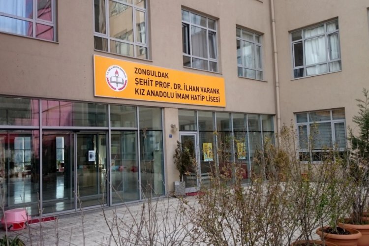 &Ouml;ğretmenin testi pozitif &ccedil;ıktı, 23 &ouml;ğrenci ve 5 meslektaşı karantinaya alındı