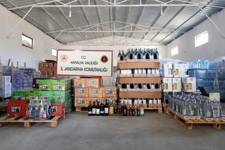 Antalya'da meşrubat firması deposunda sahte i&ccedil;ki ve alkol ele ge&ccedil;irildi