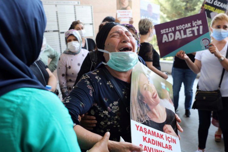 Balkondan d&uuml;şerek &ouml;ld&uuml;ğ&uuml; &ouml;ne s&uuml;r&uuml;len Sezay'ın ailesinden cinayet iddiası