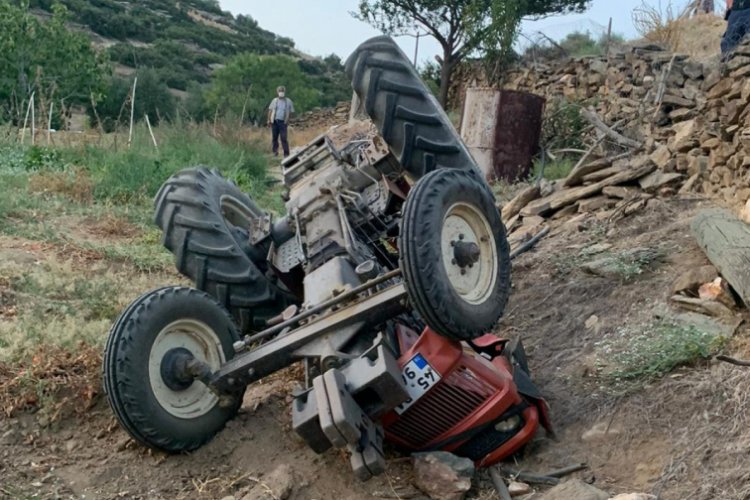 Devrilen trakt&ouml;r&uuml;n altında kalan s&uuml;r&uuml;c&uuml; ağır yaralandı