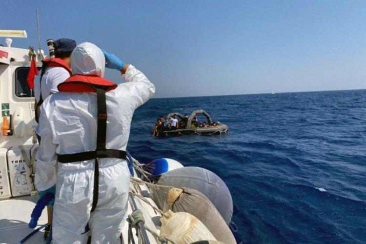 T&uuml;rk karasularına itilen 54 g&ouml;&ccedil;men kurtarıldı