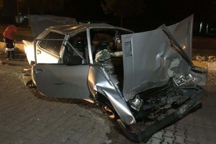 Direksiyon hakimiyetini kaybeden s&uuml;r&uuml;c&uuml; park halindeki otomobillere &ccedil;arptı