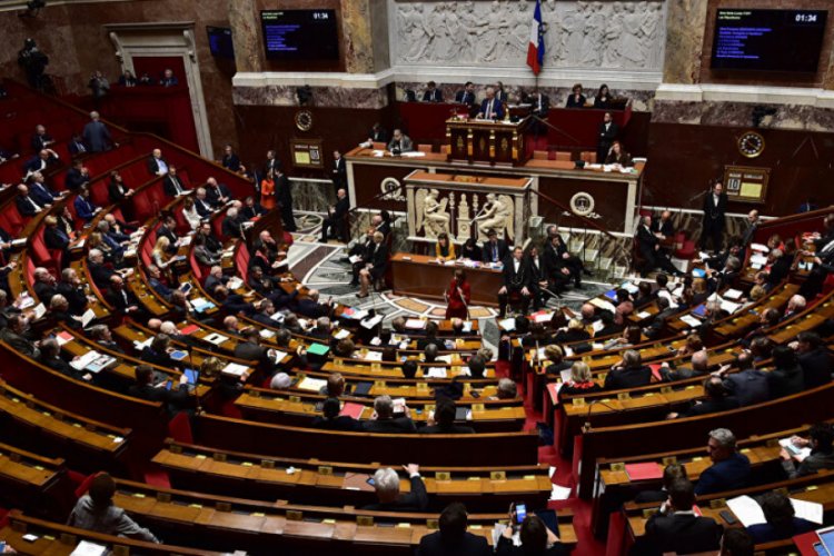 Fransa'da vekiller baş&ouml;rt&uuml;l&uuml; &ouml;ğrencinin bulunduğu parlamento toplantısını terk etti