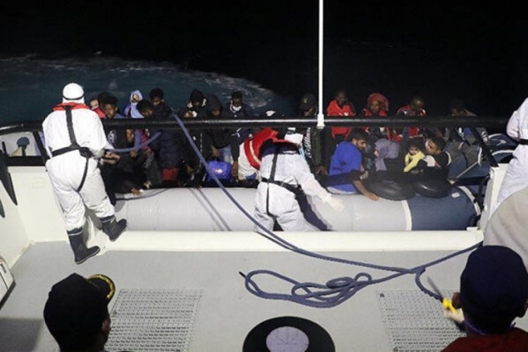 T&uuml;rk kara sularına itilen 32 d&uuml;zensiz g&ouml;&ccedil;men kurtarıldı