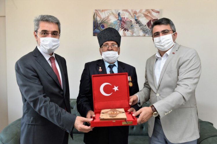 Bursa Yıldırım Belediye Başkanı Yılmaz'dan 89 yaşındaki gaziye ziyaret