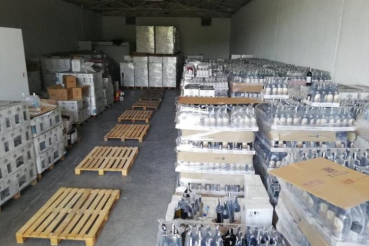 9 bin 51 şişe sahte i&ccedil;ki ele ge&ccedil;irildi