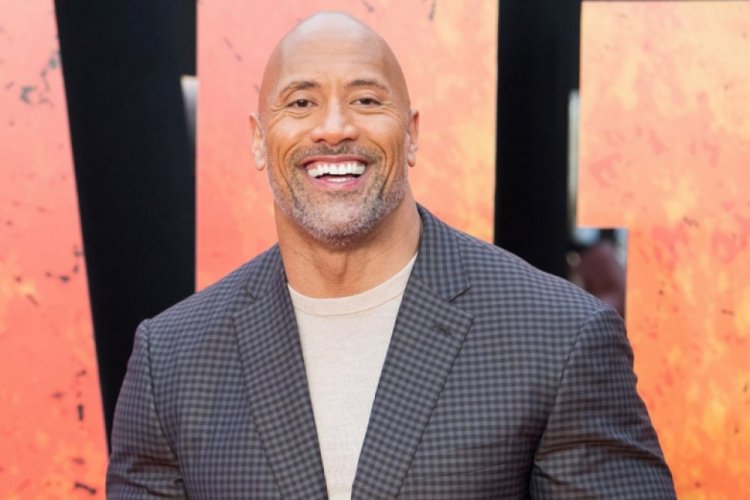Dwayne Johnson g&uuml;venlik kapısını elleriyle s&ouml;kt&uuml;