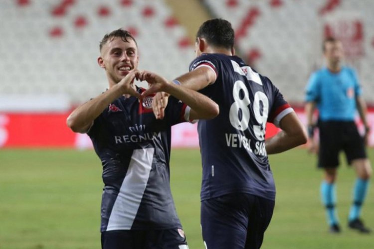Antalyaspor'un 3 gol&uuml;nden 2'si gen&ccedil;lerden