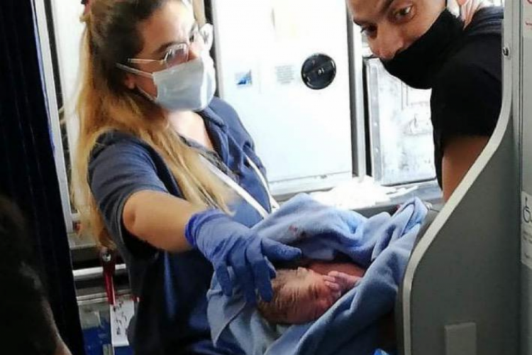 U&ccedil;ak havadayken doğan bebeğe &ouml;m&uuml;r boyu &uuml;cretsiz u&ccedil;uş bileti