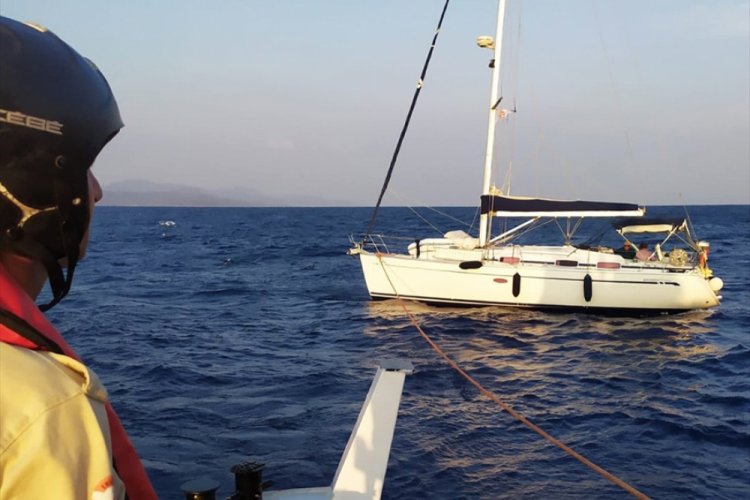 Muğla a&ccedil;ıklarında s&uuml;r&uuml;klenen tekne i&ccedil;indekilerle kıyıya &ccedil;ekildi