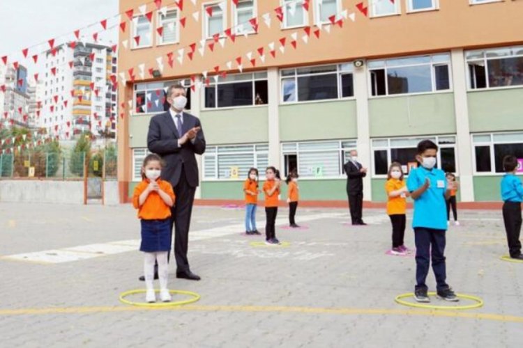 Bakan Sel&ccedil;uk'tan y&uuml;z y&uuml;ze eğitimin ilk g&uuml;n&uuml;ne ilişkin mesaj