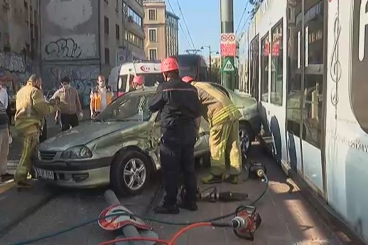 Beyoğlu'nda tramvayla otomobil &ccedil;arpıştı