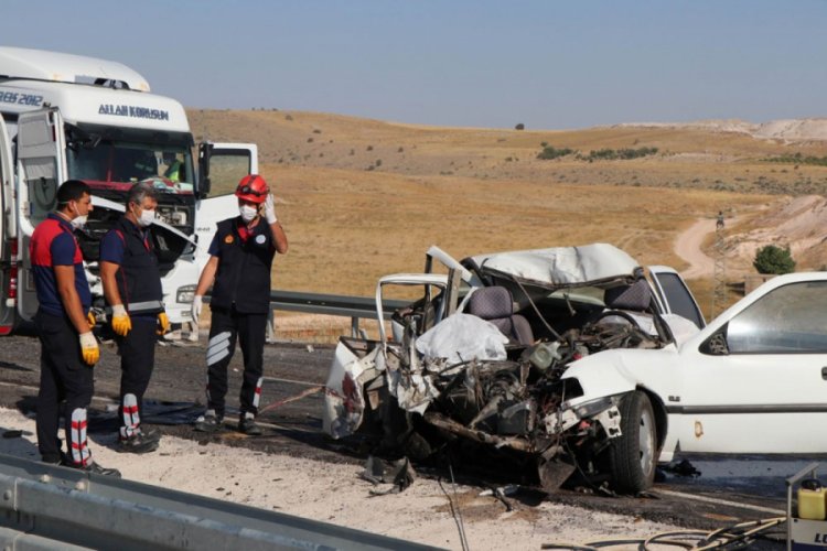 Ters y&ouml;ne giren tır &ccedil;arptı: 2 &ouml;l&uuml;