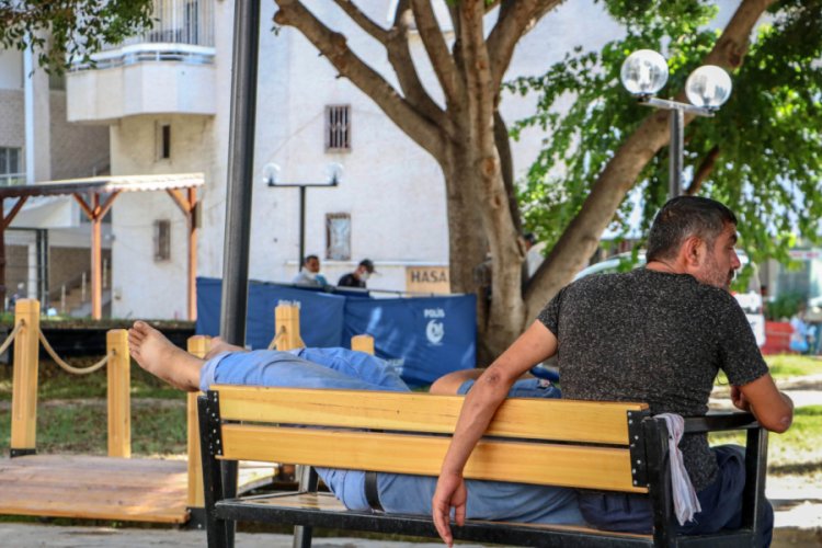 Parkta &ouml;len kişiye aldırmadan bankta uyumaya devam ettiler