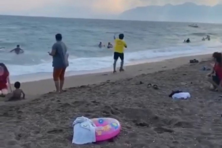 Sahte cankurtaranlardan sahilde tepki &ccedil;eken şaka