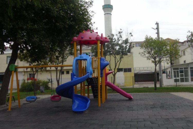 Parkta iğren&ccedil; olay! &Ccedil;ocuklara cinsel organını g&ouml;sterdi